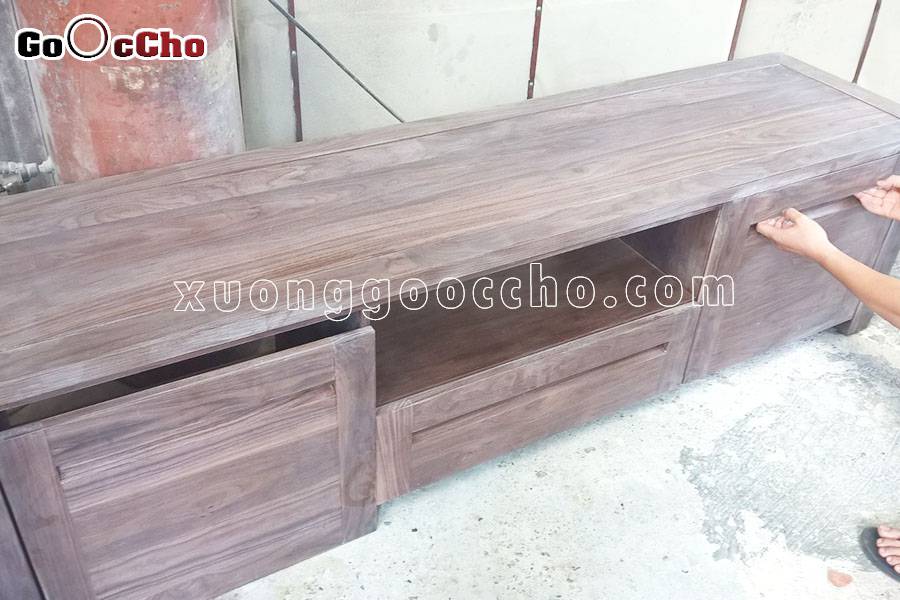 Kệ tivi gỗ óc chó mộc nhà cô Lý