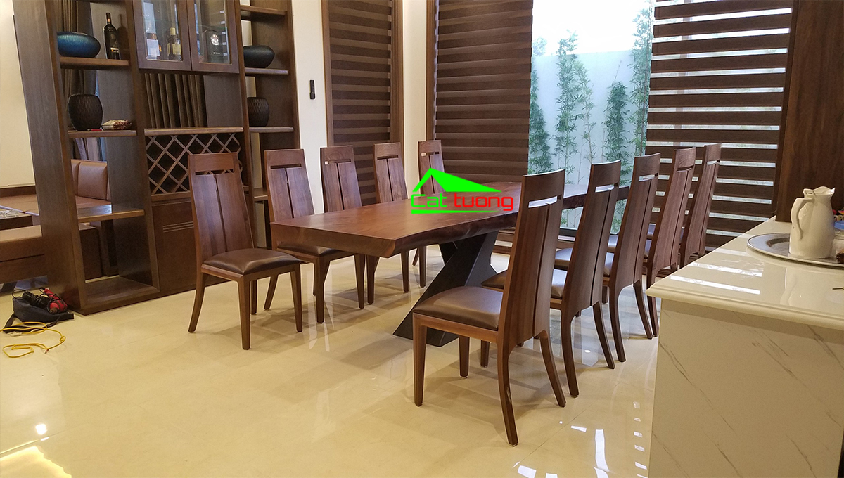 Tại sao bàn ăn gỗ nguyên tấm được nhiều “Đại Gia” săn đón?
